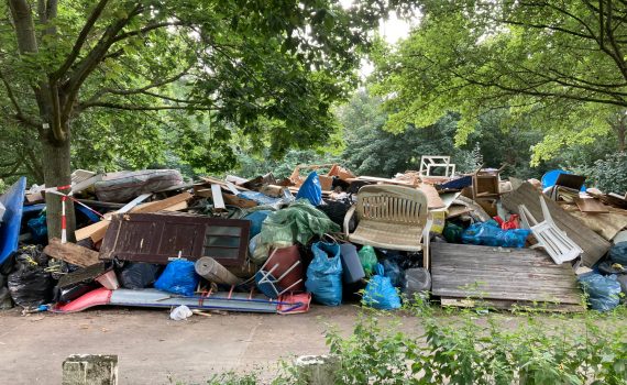 Die Sperrmüll-Flut nach der Hochwasser-Katastrophe. Sperrmüll-Entsorgung mit Containern. Wertstoffhöfe und Müllverbrennung