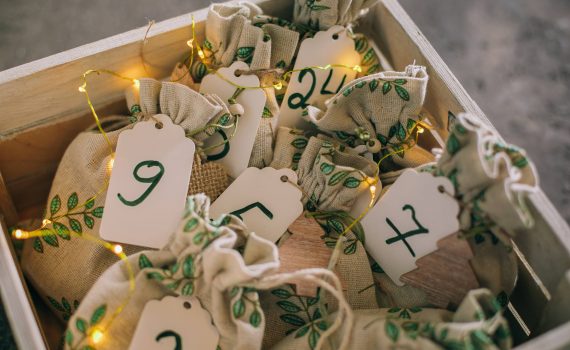 Selbstgebastelter Adventskalender mit Weihnachtsdosen von ADV PAX Lutec