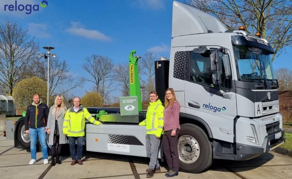 Ab sofort hat die RELOGA-Flotte einen Elektro-Abroll-LKW, welcher eine Batteriekapazität von 540 kWh und eine ungefähre Reichweite von 200 Kilometer besitzt.